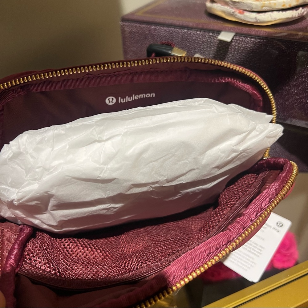 Lululemon Velour Belt Bag Burgundy NWT - Picture 9 of 10